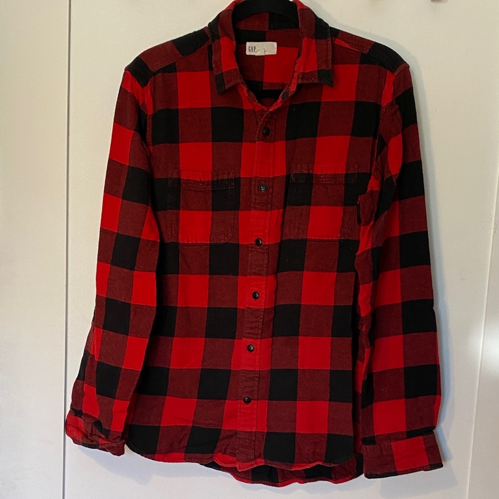 GAP Men's Red and Black Buffalo Plaid Button-Down Shirt